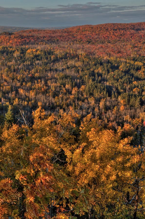 Осень на пике Carlton гор Sawtooth в северной Минесоте на северном береге Lake Superior стоковые изображения rf Осень на пике Carlton гор Sawtooth в северной Минесоте на северном береге Lake Superior стоковые изображения rf