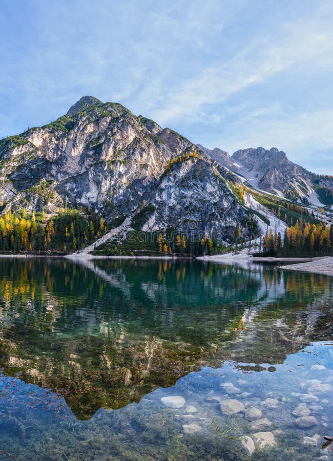 Осенью прошлого года мирные альпийские озера braies pragser wildsee или. Вершины гор, Италия доломиты южного Тироля fanessennespra стоковое фото