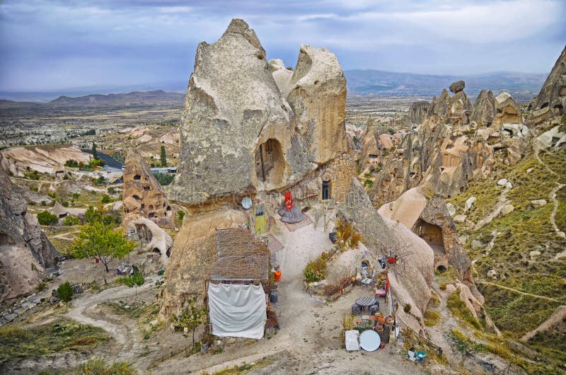 Осмотрите ландшафт с старым домами высекаенными утесом в turkish Kapadokya Nevsehir стоковая фотография