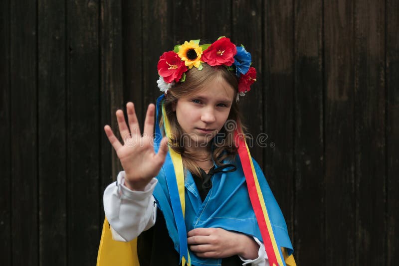 остановить войну в крейнблундской плачущей девочке с украинским флагом, демонстрирующим остановку с ее покорным поединком в украин стоковое изображение