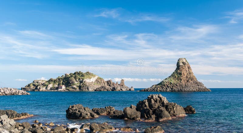 Остров Lachea и стог моря, геологохимические характеристики в Acitrezza (Сицилия) стоковая фотография Остров Lachea и стог моря, геологохимические характеристики в Acitrezza (Сицилия) стоковая фотография