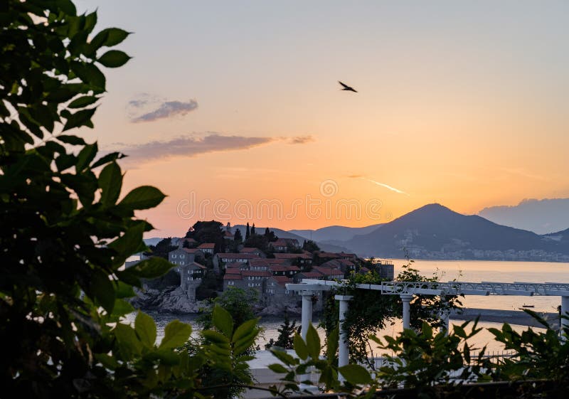 Остров Sveti Stefan на заходе солнца Черногория, Адриатическое море, стоковые изображения Остров Sveti Stefan на заходе солнца Черногория, Адриатическое море, стоковые изображения