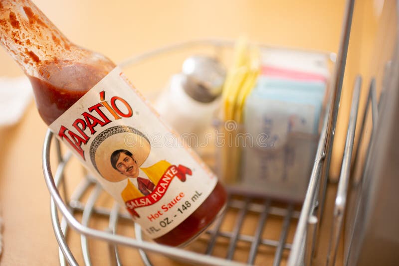 Острый соус Tapatio на таблице стоковые изображения rf Острый соус Tapatio на таблице стоковые изображения rf