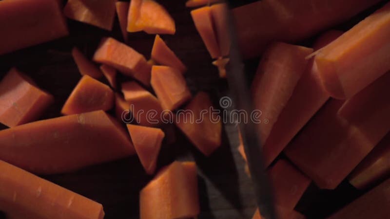 Ось режет морковей в малые части
