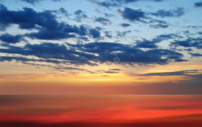 От того и ландшафта природы отражения волны морской воды облаков голубого неба розового золота красочных sunset пушистый белый