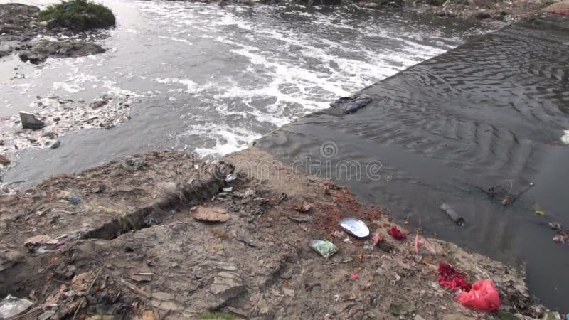 Отброс в реке Bagmati Индуизма воды священном, Katmandu, Непале