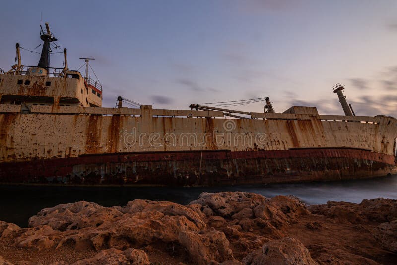 Отброшенная ржавая баржа стоковое изображение. изображение ...