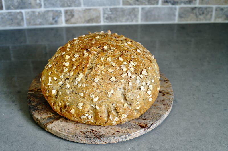 Отдых свежеиспеченный Мультигран No Knead Artisan Хлебный буль стоковое изображение rf