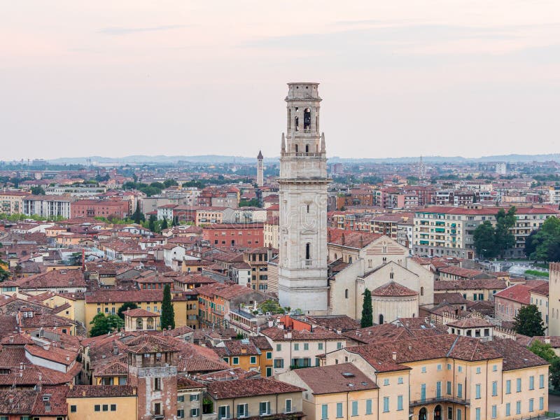 Отель Cityscape of Verona City in Italy с видом на собор Дуом Вероны стоковая фотография Отель Cityscape of Verona City in Italy с видом на собор Дуом Вероны стоковая фотография