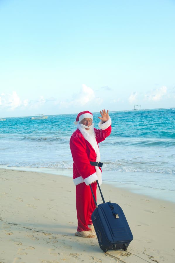 отель santa claus находится на тропическом пляже стоковое фото
