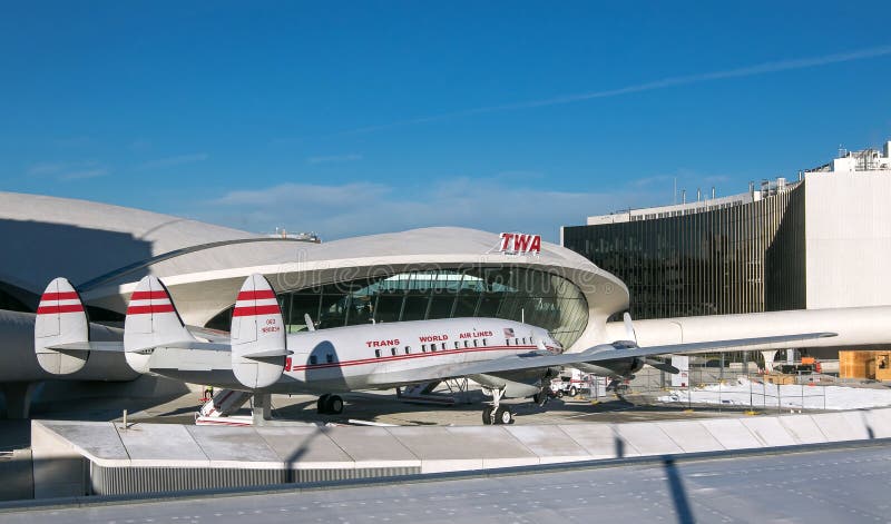 Отель TWA в аэропорту JKF. Нью-Йорк, 11/26/2019: Вид стильного отеля TWA, расположенного на терминале 5 аэропорта JFK