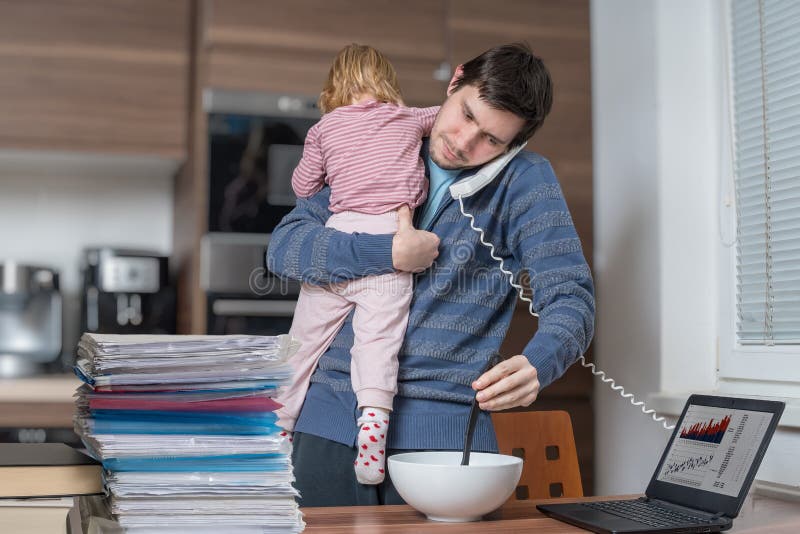 Отец Multitasking сидящ с детьми и работающ дома стоковое изображение rf
