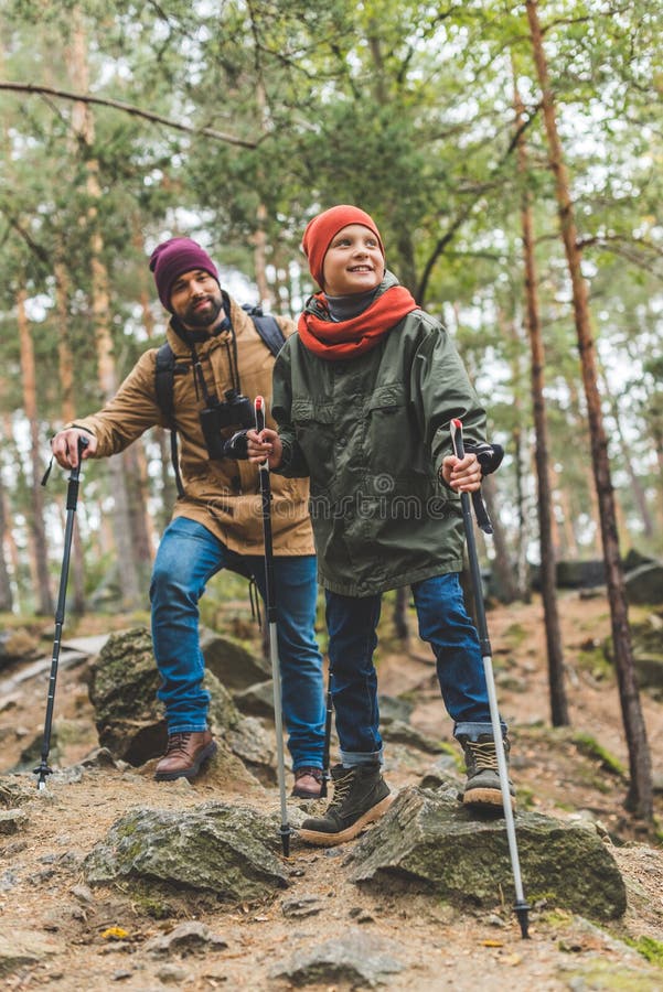Отец и сын trekking совместно стоковое фото rf
