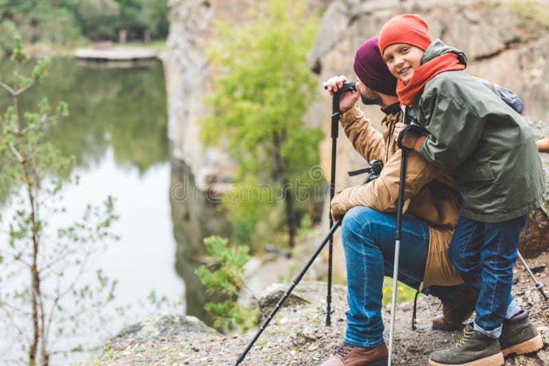 Отец и сын trekking совместно стоковое изображение rf
