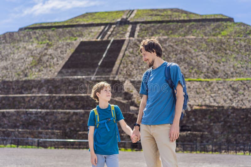 отец и сын туристы исследуя teotihuacan mexico. культурное наследие древние руины и археологические приключения стоковое фото