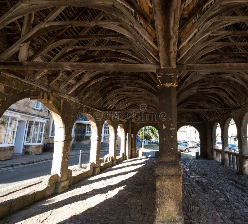 Откалывать Campden, Gloucestershire, Великобритания Выйдите Hall вышед на рынок на рынок, историческое сдобренное здание стоя в ц стоковые изображения rf Откалывать Campden, Gloucestershire, Великобритания Выйдите Hall вышед на рынок на рынок, историческое сдобренное здание стоя в ц стоковые изображения rf