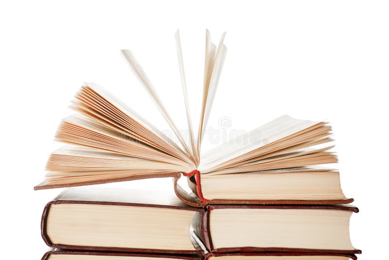 Открытая книга поверх кучи книг изолировала стоковое фото Открытая книга поверх кучи книг изолировала стоковое фото