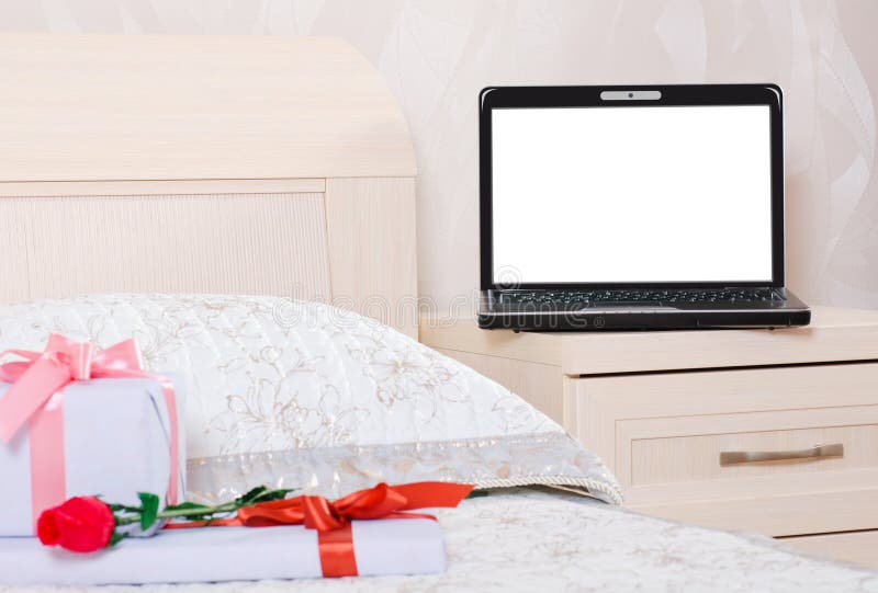 Открытая компьтер-книжка с пустым экраном на nightstand в bedr стоковые фото