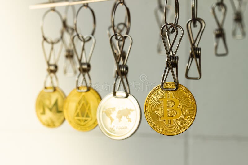 Отмывание денег Монетки Bitcoin отмывания денег повиснули вне для того чтобы высушить стоковое изображение rf Отмывание денег Монетки Bitcoin отмывания денег повиснули вне для того чтобы высушить стоковое изображение rf