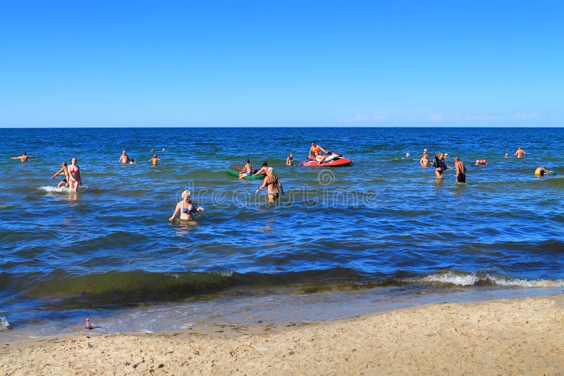 Отпускники плавая в мелководьях Балтийского моря стоковое изображение rf Отпускники плавая в мелководьях Балтийского моря стоковое изображение rf