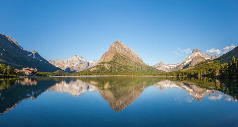 Отражение на озере Swiftcurrent - соотечественнике ледника стоковое фото Отражение на озере Swiftcurrent - соотечественнике ледника стоковое фото
