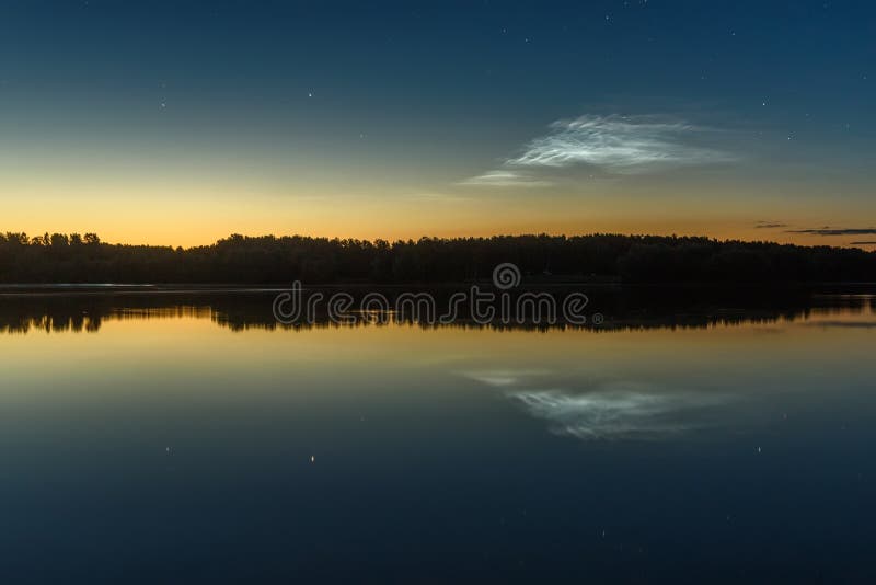 Отражение неба озера звезд облаков noctilucent стоковая фотография rf Отражение неба озера звезд облаков noctilucent стоковая фотография rf