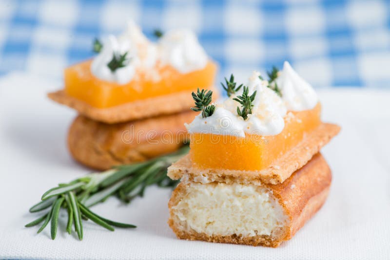 Отрежьте очень вкусную украшенную сливк крупного плана eclair стоковые изображения Отрежьте очень вкусную украшенную сливк крупного плана eclair стоковые изображения