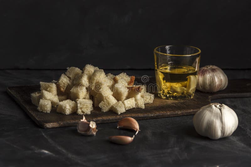 Отрезанный хлеб с чесноком и оливковым маслом для шутих в салате цезаря стоковые фотографии rf Отрезанный хлеб с чесноком и оливковым маслом для шутих в салате цезаря стоковые фотографии rf