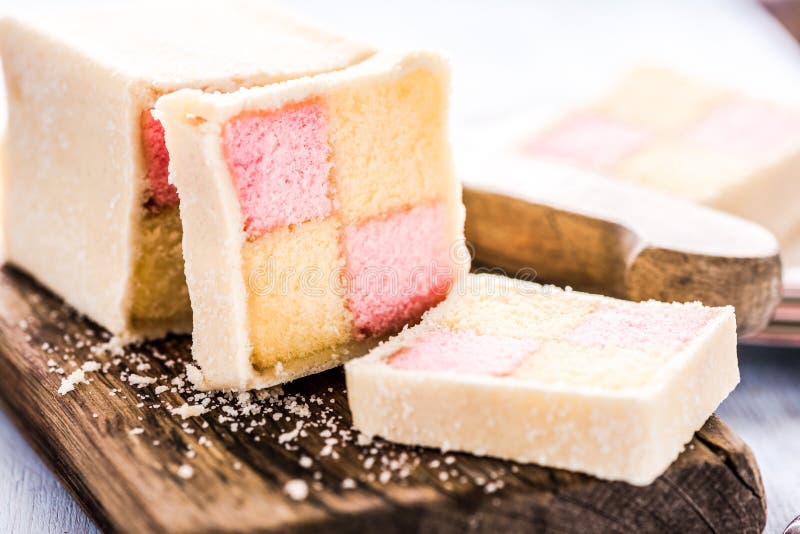 Отрезать торт губки Battenberg домодельный стоковая фотография Отрезать торт губки Battenberg домодельный стоковая фотография