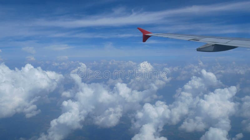 отснятый видеоматериал 4k Перемещать воздухом Взгляд через окно самолета самолет и облако крыла на небе