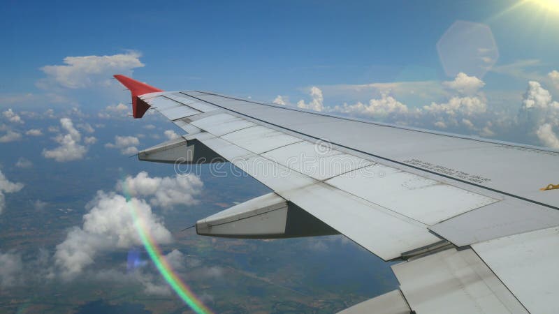 отснятый видеоматериал 4k Перемещать воздухом вид с воздуха через окно самолета с светом от len пирофакел