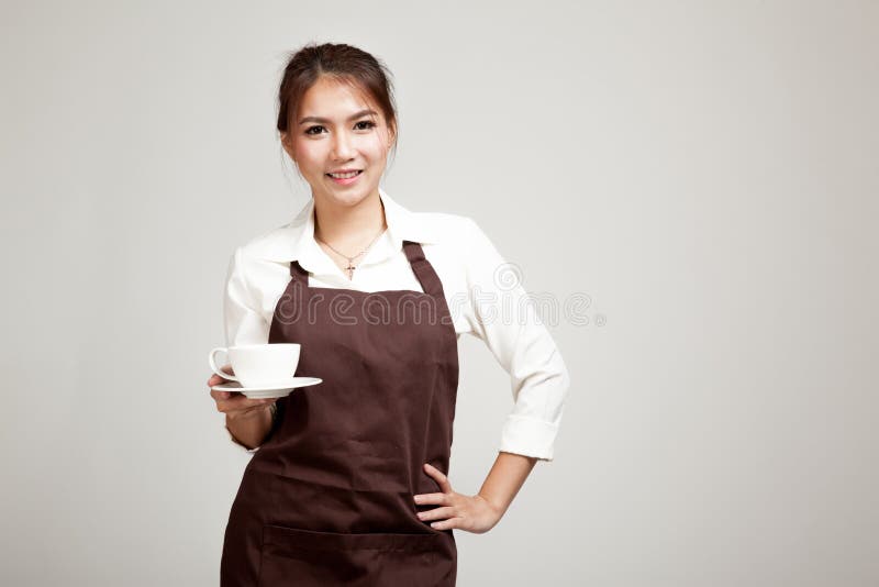 Официантка или barista в рисберме держа кофе стоковое изображение Официантка или barista в рисберме держа кофе стоковое изображение
