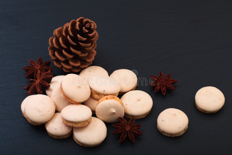 Оформление macarons анисовки звезды концепции еды праздника французское мозолью сосны и анисовкой звезды стоковое фото