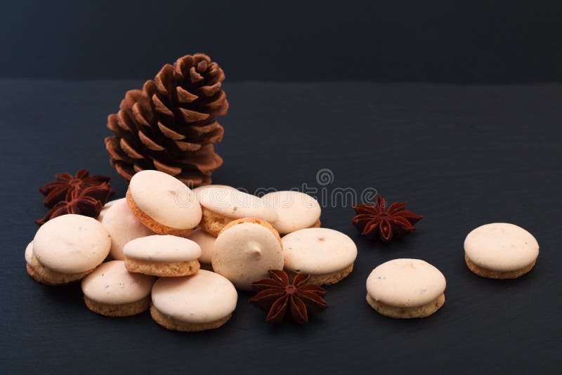 Оформление macarons анисовки звезды концепции еды праздника французское мозолью сосны и анисовкой звезды стоковое изображение rf