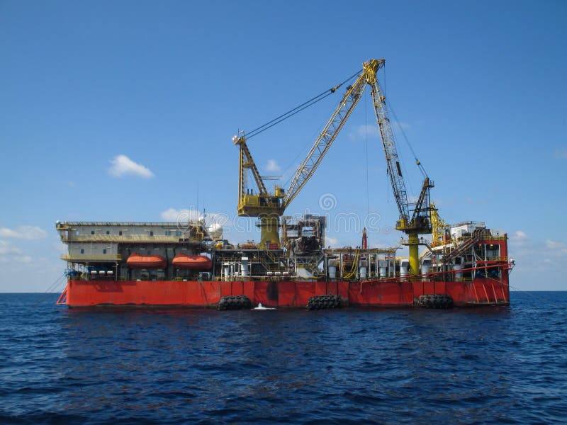 Оффшорная платформа конструкции для нефти и газ продукции, нефтяной промышленности и трудной работы нефти и газ, платформы продук стоковое изображение Оффшорная платформа конструкции для нефти и газ продукции, нефтяной промышленности и трудной работы нефти и газ, платформы продук стоковое изображение
