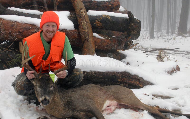 Охотник с Whitetail трофея самец оленя 10 пунктов стоковые фотографии rf Охотник с Whitetail трофея самец оленя 10 пунктов стоковые фотографии rf