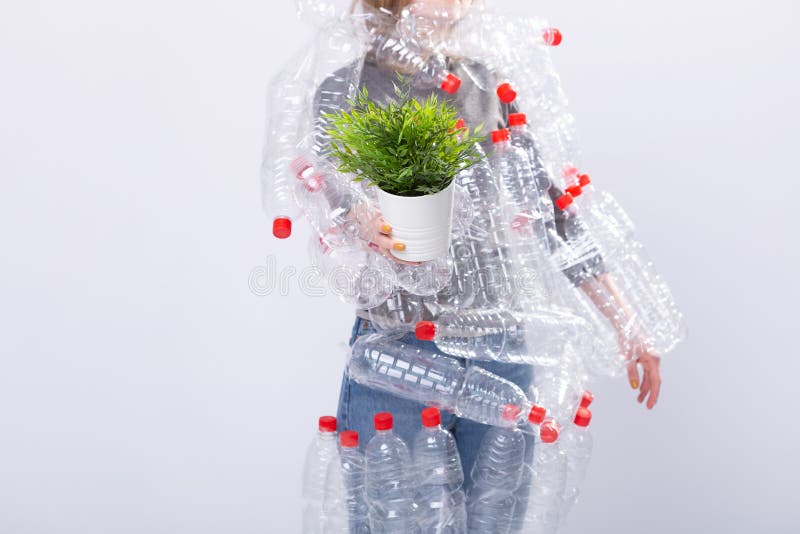 Охрана окружающей среды, люди и recyclable пластиковая концепция - конец вверх зеленого растения удерживания женщины r стоковое фото Охрана окружающей среды, люди и recyclable пластиковая концепция - конец вверх зеленого растения удерживания женщины r стоковое фото