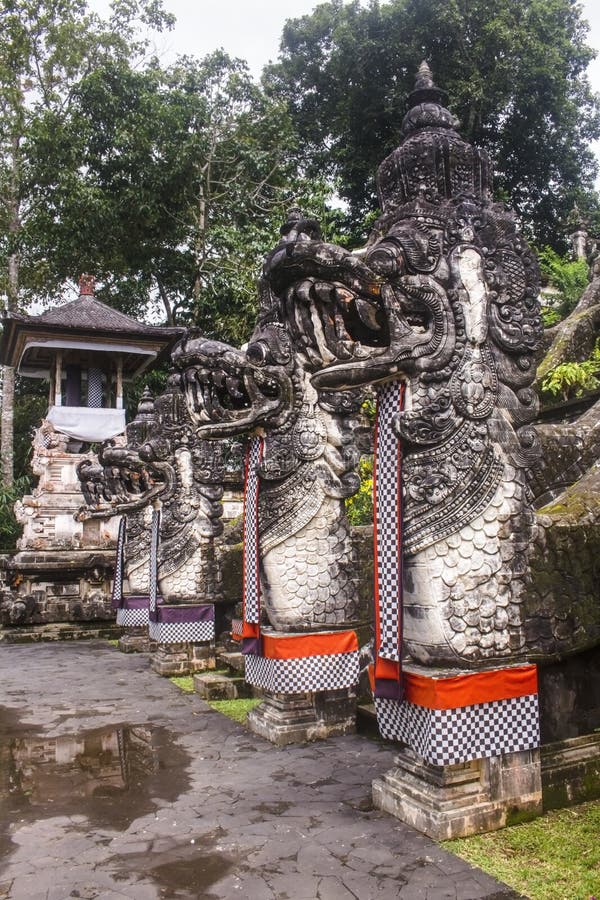 Охранники храма с одеждой или poleng saput chequered. Запись agung penataran. Лестницы дракона на lempuyang luhur пура стоковые изображения rf