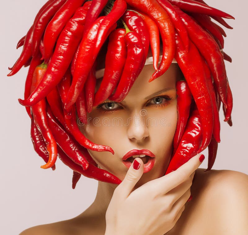 Очарование. Перец горячего Chili на стороне сияющей женщины. Творческая принципиальная схема стоковая фотография rf Очарование. Перец горячего Chili на стороне сияющей женщины. Творческая принципиальная схема стоковая фотография rf