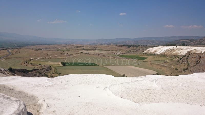 Очаровательные бассейны Pamukkale в Турции, они содержат горячие источники и травертины, террасы минералов карбоната выведенных п стоковая фотография Очаровательные бассейны Pamukkale в Турции, они содержат горячие источники и травертины, террасы минералов карбоната выведенных п стоковая фотография
