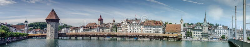 Очень большой панорамный взгляд моста часовни или Kapellbrucke - cov стоковая фотография rf Очень большой панорамный взгляд моста часовни или Kapellbrucke - cov стоковая фотография rf