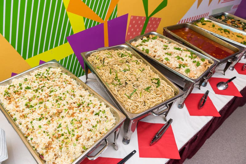 Очень вкусная азиатская еда шведского стола стиля стоковые фото
