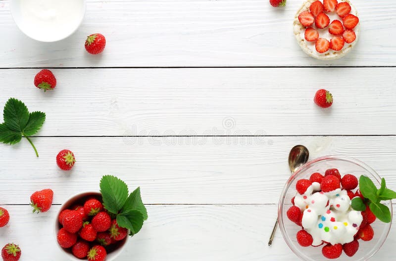Очень вкусная еда для vegan риса здоровья waffles с югуртом и свежими клубниками, клубникой с югуртом стоковые фото Очень вкусная еда для vegan риса здоровья waffles с югуртом и свежими клубниками, клубникой с югуртом стоковые фото