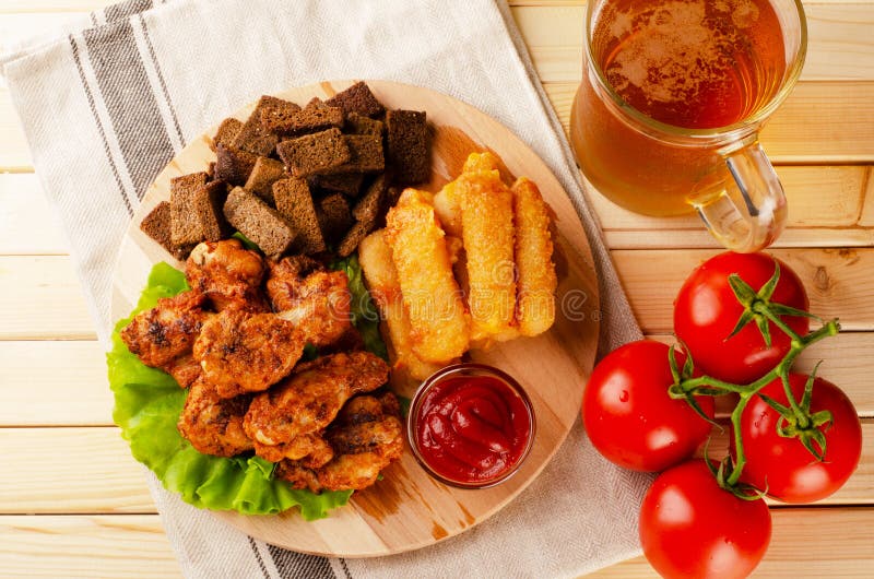 Очень вкусная жареная курица с сырными палочками, сухарем, соусом и холодом стоковые изображения Очень вкусная жареная курица с сырными палочками, сухарем, соусом и холодом стоковые изображения