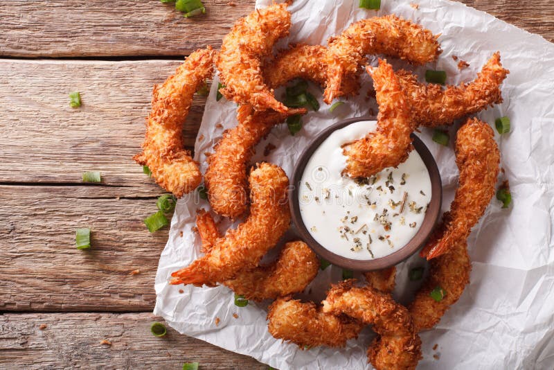 Очень вкусная зажаренная креветка в кокосе откалывает конец-вверх и соус на th стоковые фотографии rf Очень вкусная зажаренная креветка в кокосе откалывает конец-вверх и соус на th стоковые фотографии rf