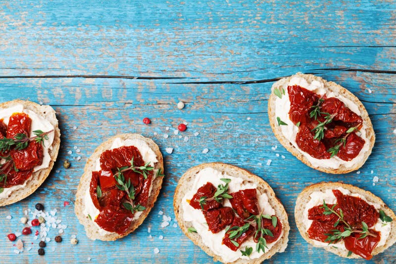 Очень вкусная закуска и закуска Обваляйте куски в сухарях с плавленым сыром и высушенными солнцем томатами на деревянном столе св стоковые фотографии rf Очень вкусная закуска и закуска Обваляйте куски в сухарях с плавленым сыром и высушенными солнцем томатами на деревянном столе св стоковые фотографии rf