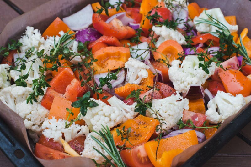 Очень вкусная здоровая еда Предпосылка отрезанных сырцовых овощей перед печь на пергаменте Концепция варить, вегетарианства и стоковое фото Очень вкусная здоровая еда Предпосылка отрезанных сырцовых овощей перед печь на пергаменте Концепция варить, вегетарианства и стоковое фото