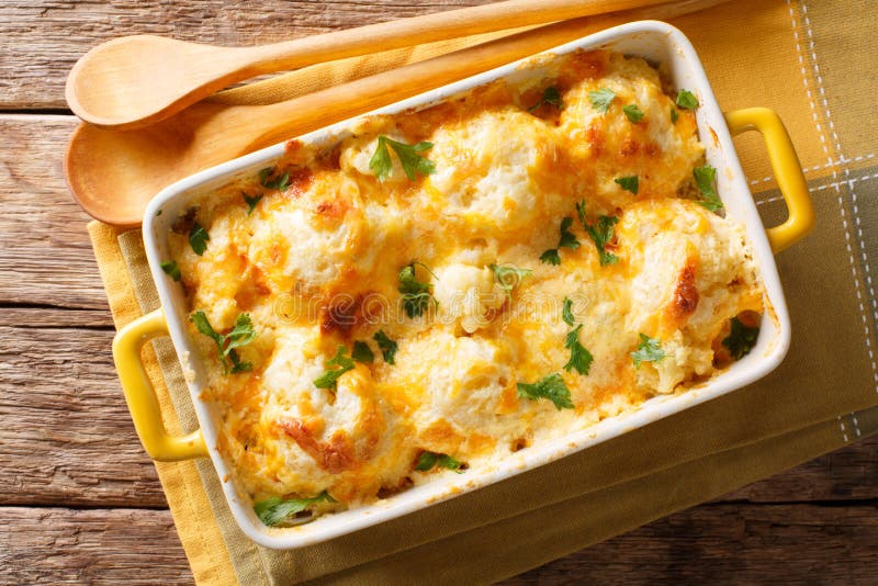 Очень вкусная испеченная свежая цветная капуста с концом-вверх соуса сыра внутри стоковое фото Очень вкусная испеченная свежая цветная капуста с концом-вверх соуса сыра внутри стоковое фото