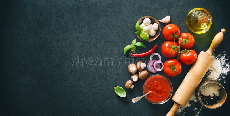 Очень вкусная пицца с ингридиентами и специями стоковые изображения Очень вкусная пицца с ингридиентами и специями стоковые изображения