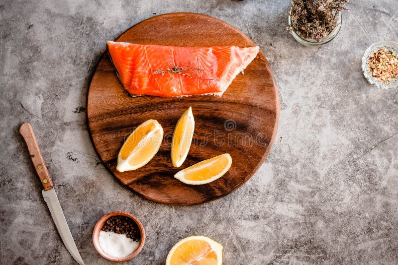 Очень вкусная часть свежего филе семг с ароматичными травами, специями и овощами - здоровой едой, диетой или концепцией варить стоковые изображения Очень вкусная часть свежего филе семг с ароматичными травами, специями и овощами - здоровой едой, диетой или концепцией варить стоковые изображения